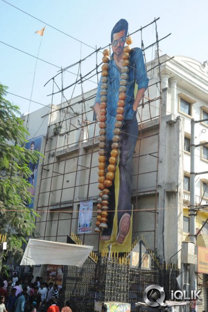 Yevadu-Hungama-at-Sandhya-Theatre